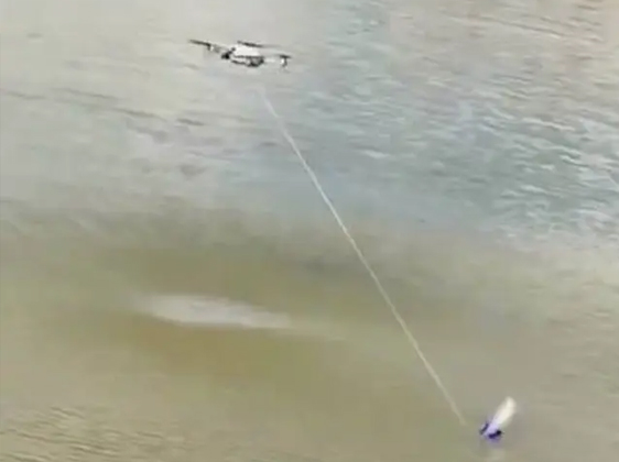 Cuplikan viral yang lucu tentang orang-orang yang memancing dengan menggunakan drone ini memiliki kesempurnaan yang mengejutkan